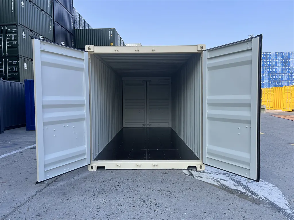 OWLU 20ʹ DD container, cargo door open view