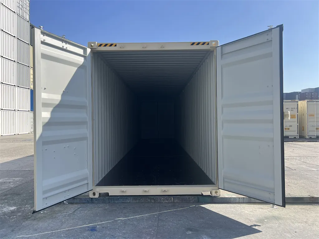 OWLU 40ʹ HC DD container, cargo door open view