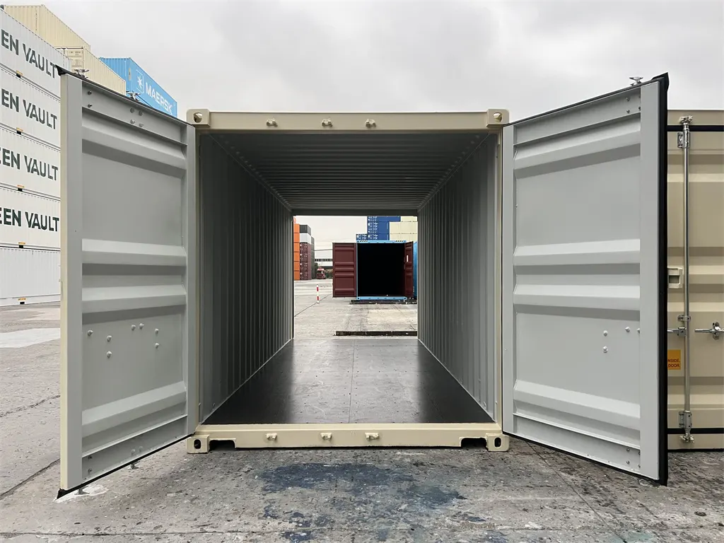 OWLU 20ʹ DD container, cargo door open view