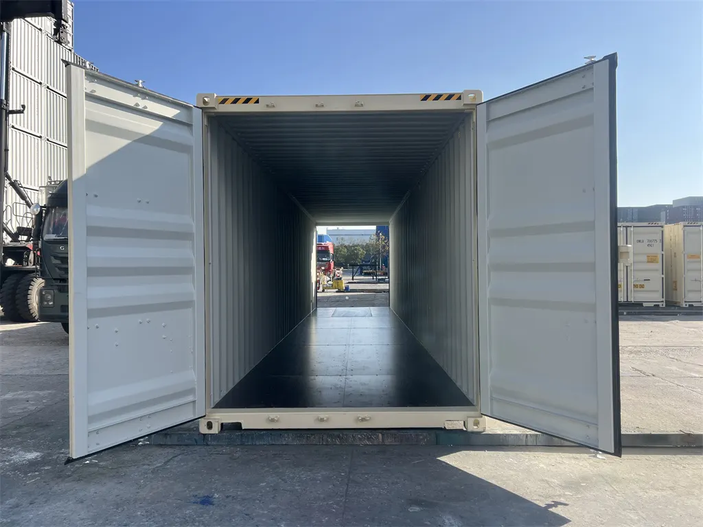 OWLU 40ʹ HC DD container, cargo door open view
