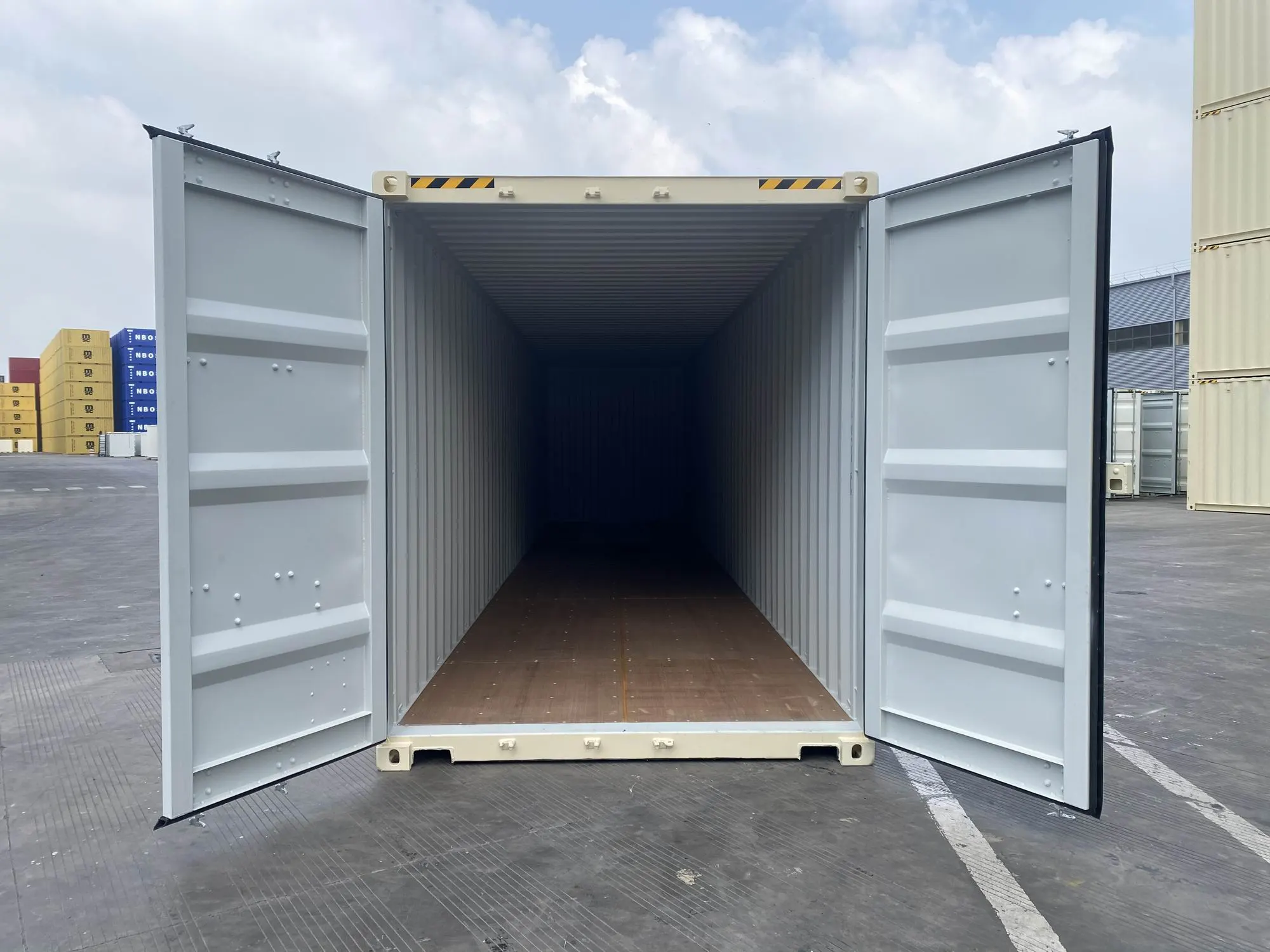 OWLU 40ʹ HC container — cargo doors open