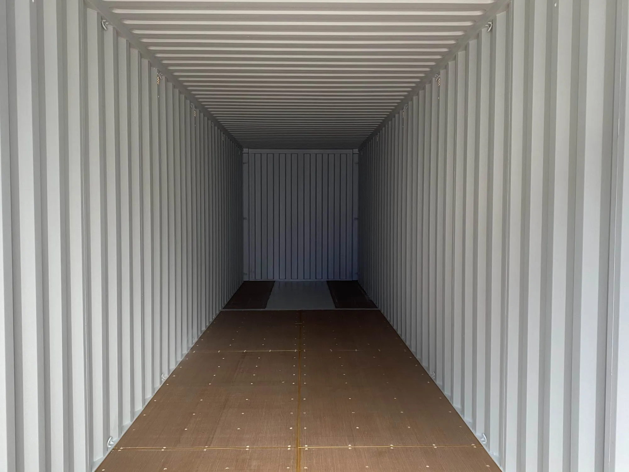 OWLU 40ʹ HC container — full-length interior