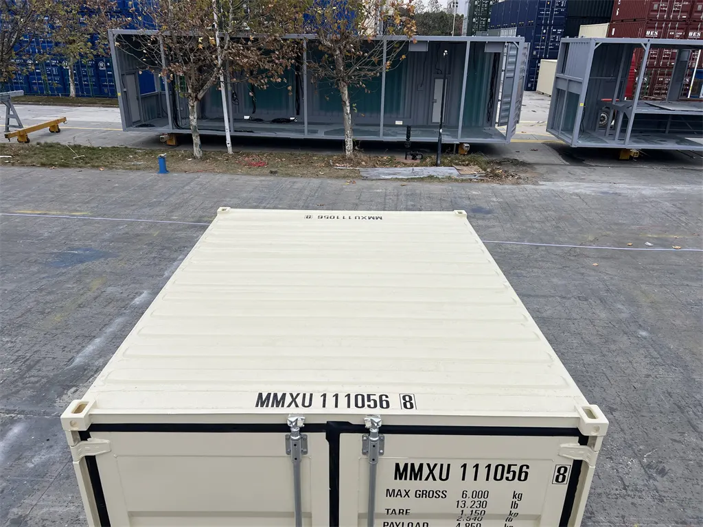 MMXU 10ʹ MiniMAX container, roof view